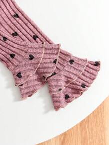 2pcs/Set Young Girl Casual Everyday Outfit - Heart Graphic Top + Denim Jeans Set. Made Of Thick Ribbed Fabric With Cute Heart Print Design. Short Style Top With Flare Sleeves. Paired With Soft Denim Pants. And Suitable For Valentine's Day Party, Daily Casual Wear, Street Style, Etc. Fit For Girls Aged 4-7 Years Old.