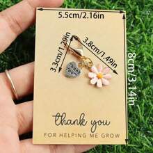 Set de 4 llaveros con dijes de margarita y corazón que dicen "Gracias por ayudarme a crecer" - Perfecto para agradecer a maestros, familia y amigos | Ideal para cumpleaños, graduaciones, bodas, accesorios escolares, accesorios góticos y de Y2K, ideas de regalo para el Día del Maestro, Navidad, accesorios para bolsos, portaidentificaciones, accesorios para autos - Multicolor - Ver 4