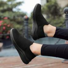 男士夏季大码一脚蹬网眼鞋，透气网眼鞋面老年人休闲跑步鞋，轻便柔软老年人气垫鞋 - 黑色 - 查看 3