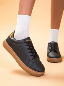 Baskets plates noires polyvalentes pour femmes, simples et chics, durables, résistantes à l'usure, faciles à nettoyer, convenant pour l'extérieur, les voyages, le casual, les sports