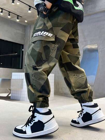 Tween Boy 涤纶宽松休闲户外迷彩工装裤，翻盖口袋，抽绳下摆，数字字母印花图案，适合户外和学校，春夏秋季