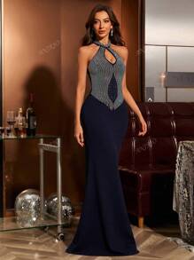 Vestido largo con ajuste entallado y vuelo, con escote halter sin espalda y adornado con cristales, vestido de noche elegante