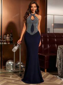 Vestido largo con ajuste entallado y vuelo, con escote halter sin espalda y adornado con cristales, vestido de noche elegante