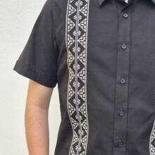 ANTONIO LIMON VISTE AL NATURAL Guayabera Negra de Lino y Algodón para Hombre, Manga Corta, Bordado Gris y Hueso - Antonio Limón - Negro - Ver 2