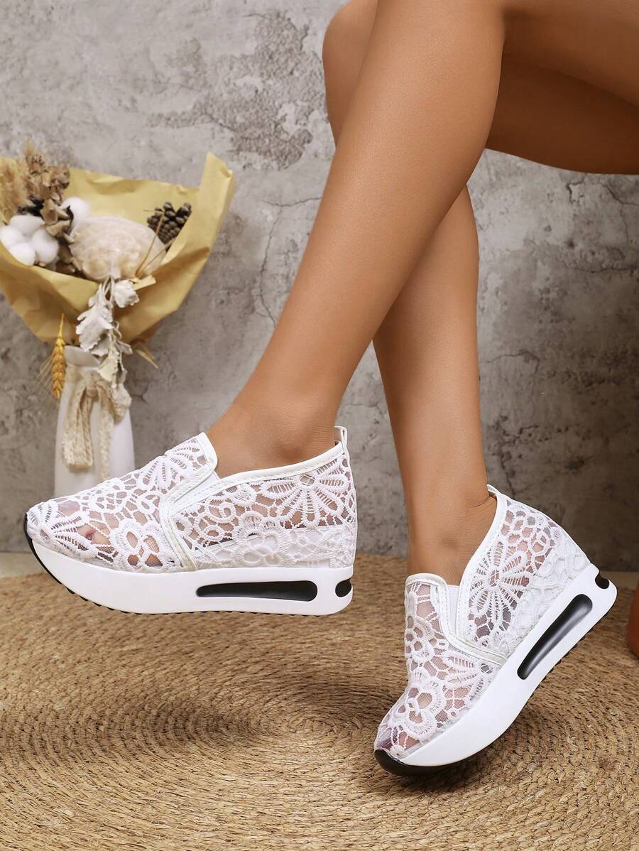 女士厚底运动鞋，2025春夏新款轻便时尚百搭厚底网眼透气平底休闲鞋（鞋面图案随机） - 白色 - 查看 1