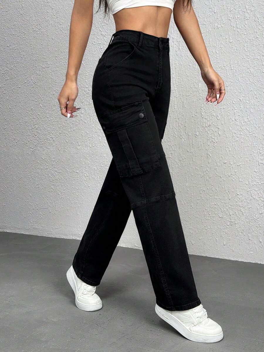 Damskie jeansy z kieszeniami i prostą nogawką