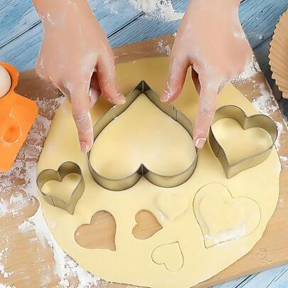 5pcs Stainless Steel Heart-Shaped Cookie Cutters Set - Valentine's Day Cookie Cutters For Sandwiches, Soft Candies And Pastries - Non-Electric Bakeware Series, Suitable For Holidays, Birthday Party Desserts