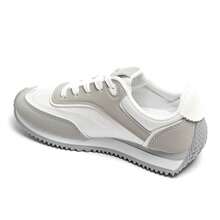 Teniși plați cu șireturi și design retro