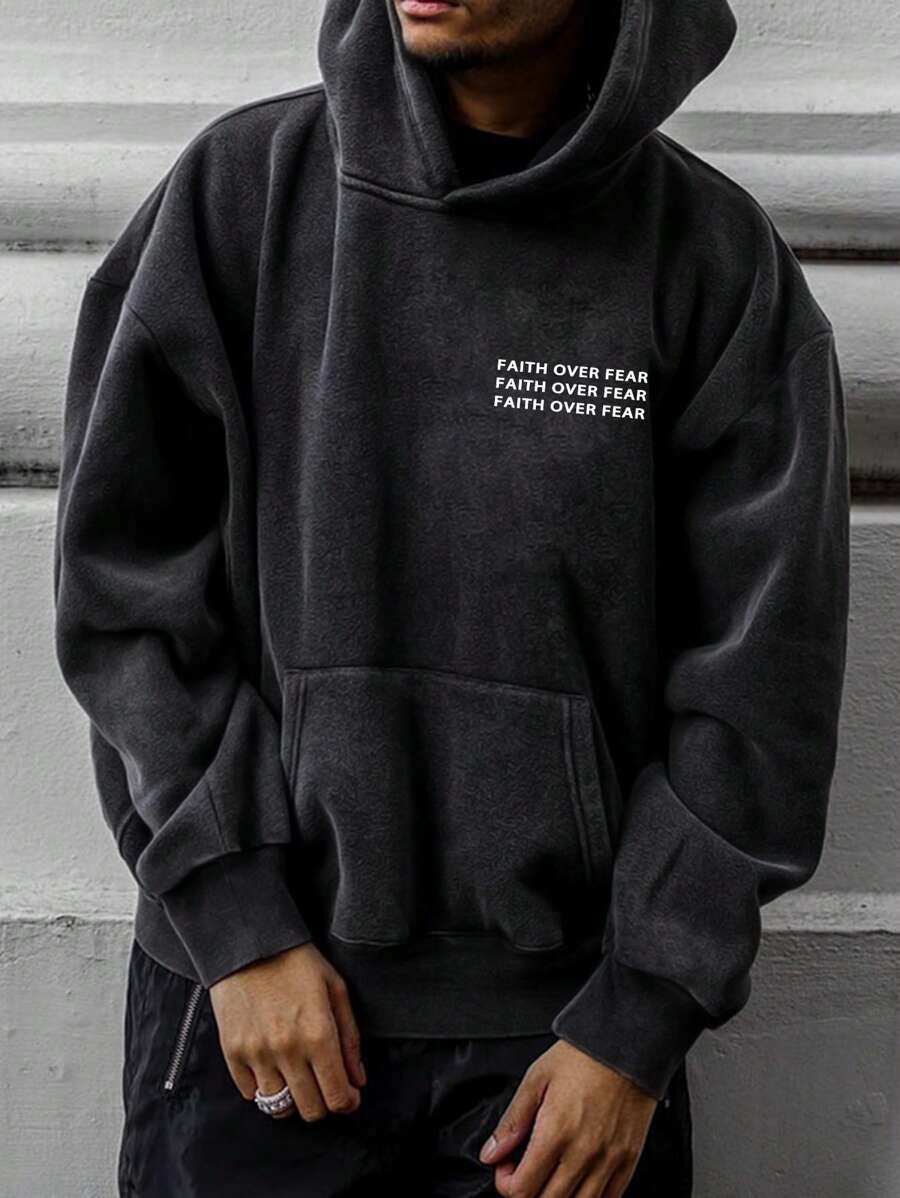 男士休闲修身款“Faith Over Fear”字母印花落肩连帽衫，长袖上衣 - 黑色 - 查看 1