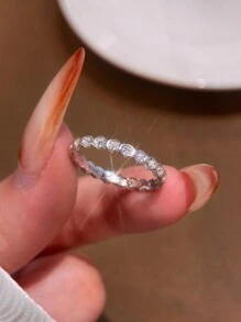 1 pièce Bague en forme de nid d'abeille avec zirconias scintillants et strass à la mode pour femmes. Bague de fiançailles, de mariage en argent sterling 925. Bijoux de qualité supérieure, cadeau d'anniversaire pour petite amie