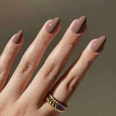 24片椭圆形卡其色短款亚克力美甲贴纸，提升您的时尚品味。这款亚克力假指甲套装完美贴合您的指甲，包含1瓶果冻胶和1把指甲锉。棕色美甲贴纸适合女性日常工作、节日和派对佩戴。美甲用品