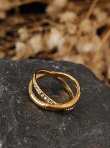 Anel de aço inoxidável vazado com formato de diamante cruzado geométrico e delicada zircônia cúbica, banhado a ouro 18K, símbolo da conexão da alma, adequado para uso diário feminino