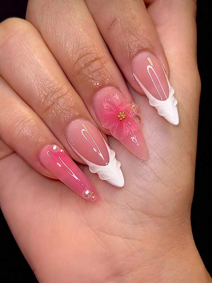 Una caja de 24 uñas de tacón stiletto medianas, con un elegante degradado de color rosa con acentos de pétalos blancos, que irradian un ambiente suave y refinado. Este set de uñas postizas incluye una lima de uñas y pegamento de gel, perfectas para todas las mujeres, ideales para uso diario, fiestas y ocasiones especiales, agregando un toque de delicado a tus dedos.