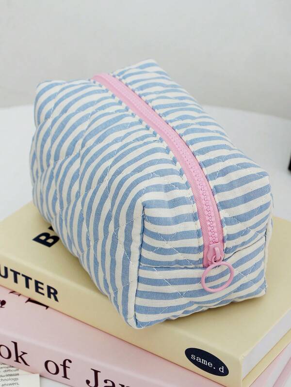 1 PC Blue Striped Quilted Bag Make Up Bag, Fashionable Casual Stylish Portable Make Up Bag, Fashionable And Casual Large Capacity Portable Zipper Makeup Bags, Travel And Vacation Essentials Cosmetic Bags For Sanitary Napkins, Pouch Pads, Wired Earphones, Earpods, Headphones, Charger, Lipsticks, Cosmetics, Perfume, Skin Care And Beauty Products, Home Decor, School Girls, Keys, Holiday Gifts Bag, Room Decor, Makeup Bag, Desk Organiser, Cosmetic Bag, Makeup Bag, Cosmetic Bag, Large Capacity, Large Makeup Bag,Christmas Gifts,Pouch,Travel,Gifts For Women,Women's Necessaire,Travel Essential,Pouch,Clutch / Small Handbag,Necessaire,Makeup Organizer,Makeup Organize,Pouch,Brush Holder,Mini Pouch,Large Capacity Pouch
