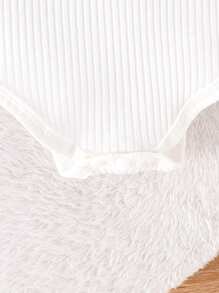 2pcs Baby Girl Solid Color Buttoned Cap Sleeve Onesie & Bowknot Decor Skirt Set With Hair Scrunchie