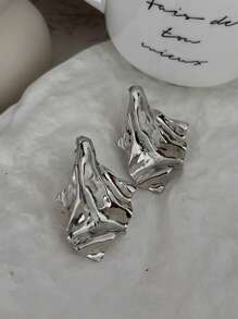 1 Pair Delicate Personalized Creative Metal Asymmetrical Abstract Leaf Stud Earrings, Vintage Minimalist Fashion Elegant Jewelry, Suitable For Women's Daily Commute, Holiday Gifts, Party And Banquet Decoration