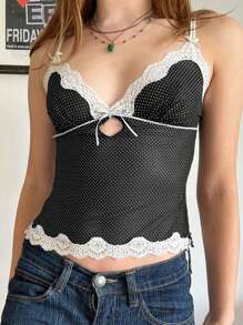 今年夏天，女士们穿着性感蕾丝拼接波点衬衫，胸前还有可爱的镂空设计。一位辣妹穿着针织上衣走在街上。 - 黑色 - 查看 6