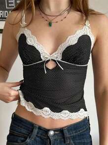 今年夏天，女士们穿着性感蕾丝拼接波点衬衫，胸前还有可爱的镂空设计。一位辣妹穿着针织上衣走在街上。 - 黑色 - 查看 5
