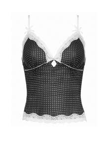 今年夏天，女士们穿着性感蕾丝拼接波点衬衫，胸前还有可爱的镂空设计。一位辣妹穿着针织上衣走在街上。 - 黑色 - 查看 4