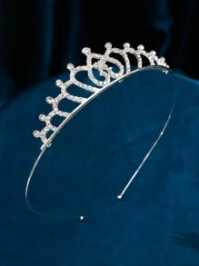 1 件时尚女士皇冠头饰，精心设计，带有蝴蝶细节。皇冠主体具有精致的闪亮饰面和精致的纹理，异想天开的蝴蝶点缀增添了一丝俏皮和幻想。