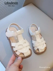 Nuovi sandali flat da ragazza con punta chiusa, suola morbida, design forato antiscivolo, sandali da principessa per bambini