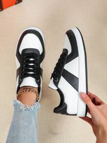 Giày thể thao trượt patin thời trang đa năng cho học sinh, màu đen và trắng, giày thể thao ngoài trời mũi tròn cổ thấp dành cho nữ - Hoàn hảo cho ngày lễ, buộc dây - đen và trắng - Xem 2