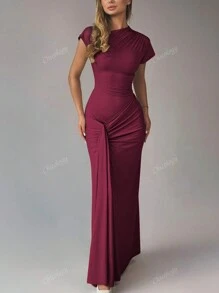 Vestido largo con manga larga con cordones, parches y fruncidos en marrón