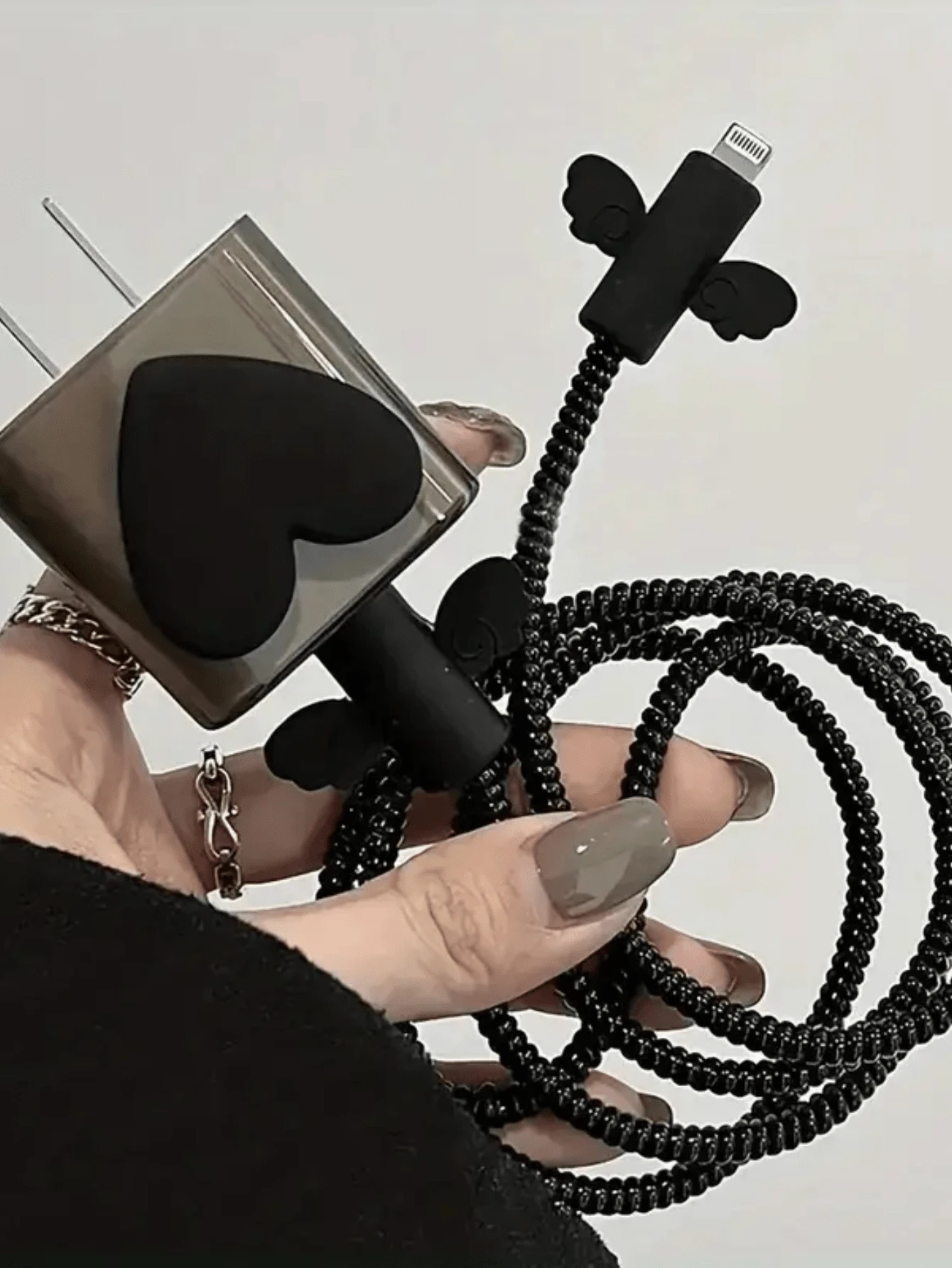 5pcs Black 3D Heart Shape Data Cable Protector Cover, Compatible With Iphone 16 Pro Max, 13/12/11 Charger Packaging, 18/20W Fast Charging Protection, TPU Material, Valentine's Day Girlfriend/Boyfriend Gift