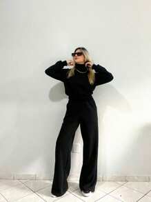 Conjunto Moderno e estiloso feito em Moletom - Calça e Gola alta