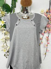 T072 T-Shirt With Striped Buttons On The Shoulders - 淺灰色 - 查看 2