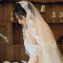 1 件经典白色蕾丝边短款单层婚纱头纱，长约 130 厘米，新娘帽头饰配饰，适合婚礼、注册、派对 - 米色 - 查看 8