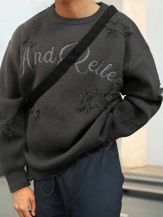 男女皆宜的休闲宽松圆领毛衣，饰有字母刺绣、星星图案和做旧流苏下摆，适合春、秋、冬三季穿着。