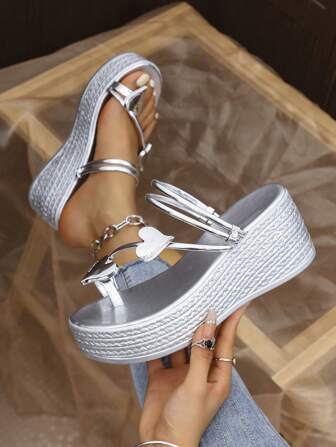 2024年新款时尚心形女士坡跟凉鞋