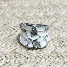 خاتم رجعي بتصميم زهرة مزخرف بطلاء ومطعم بأحجار الزركونيا المكعبة والراتنج للنساء لعيد الحب - أبيض - مشاهدة 4