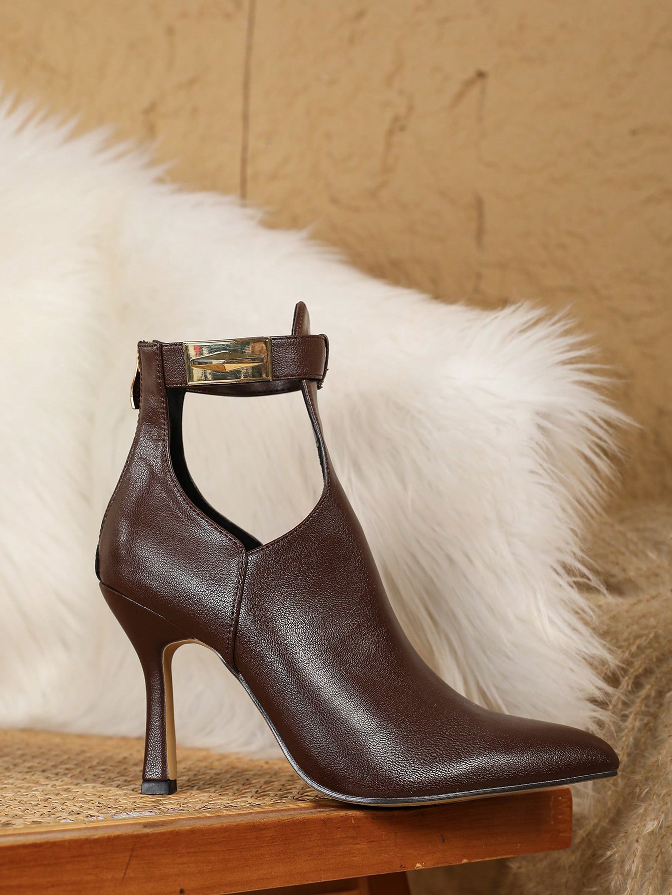 بوت كاحل ذات أصابع مدببة ذات ديكور معدني موضة خريف...