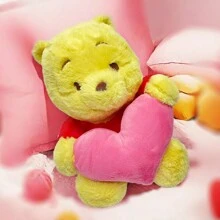 Miniso 名创优品 告白系列 - 小熊维尼玩偶（50厘米大号），超柔软短毛填充，可爱的黄色小熊维尼手持玫瑰和樱花头饰，是情人节礼物、约会之夜惊喜和浪漫爱好者的完美之选（1个） - 彩色 - 查看 1