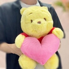 Miniso 名创优品 告白系列 - 小熊维尼玩偶（50厘米大号），超柔软短毛填充，可爱的黄色小熊维尼手持玫瑰和樱花头饰，是情人节礼物、约会之夜惊喜和浪漫爱好者的完美之选（1个） - 彩色 - 查看 8