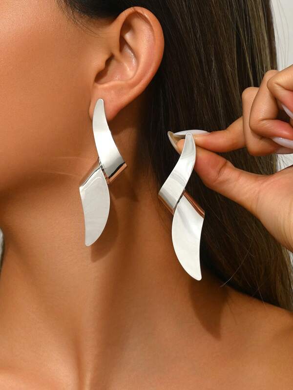 2 grandes pendientes de moda con forma exagerada de relámpago gótico, adecuados para mujeres de contextura gruesa para fiestas y uso diario. Son de gran tamaño pero no son pesados. Si le importa, elija cuidadosamente y haga su pedido.