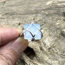 Anillo de mujer con opalo lunar blanco radiante - Regalo de joyería vintage etérea - Diseño de anillo cruzado creativo para boda, compromiso, cumpleaños, San Valentín, aniversario y despedidas de soltero - Artesanal, diseño hipnótico de gema para momentos especiales