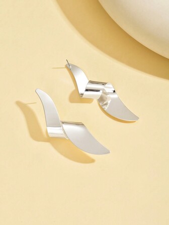 2pcs Oversized Fashionable Exaggerated Sexy Lightning Bolt Gothic Style Earrings, Suitable For Curvy Sensual Women To Wear For Festive Parties And Daily Use. The Earrings Are Large In Size But Not Heavy. Please Exercise Caution When Selecting If You Have Concerns.