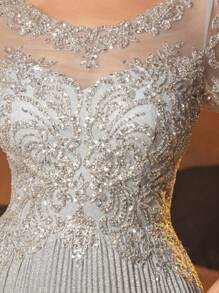 闪亮半袖褶裥正式礼服，适合婚礼宾客；A字长款精致蕾丝亮片晚礼服；手工串珠贴花优雅新娘母亲礼服；伴娘礼服；正式晚礼服，后背拉链，适合派对穿着；适合情人节和春季穿着。 - 銀色 - 查看 10