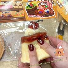 1 件逼真的软焦糖布丁挤压减压玩具，樱桃摇晃明胶食物玩具，适合生日礼物、派对道具、缓解压力、逼真的甜点 - 彩色 - 查看 9