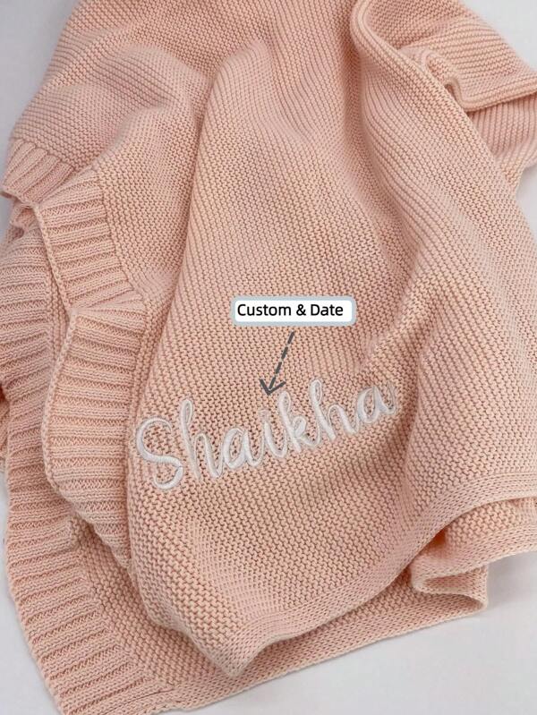 Personalizowany haftowany kocyk dla dziecka, dostępny w kolorze kremowym, różowym, zielonym, niebieskim i jasnoróżowym, miękki dzianinowy kocyk do wózka, rozmiar 100 cm x 80 cm, personalizowany kocyk dla dziecka, prezent na baby shower, pamiątka dla noworodka, wielofunkcyjny, ozdobny, z literą, stylowy, nowoczesny, kolorowy, uroczy, uroczy, codzienny, niestandardowy, spersonalizowany, wyjątkowy, spersonalizowany, idealny prezent dla niego, idealny prezent dla niej, szykowny jesienny, dla dzieci, spersonalizowane kocyki do otulania dla dzieci