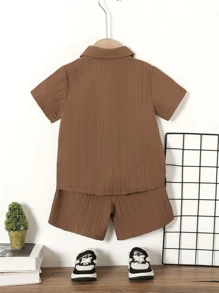 1 Conjunto de camisa de manga corta con botones delanteros y pantalones cortos de unicolor, traje casual para niño