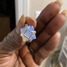 Anillo de mujer con opalo lunar blanco radiante - Regalo de joyería vintage etérea - Diseño de anillo cruzado creativo para boda, compromiso, cumpleaños, San Valentín, aniversario y despedidas de soltero - Artesanal, diseño hipnótico de gema para momentos especiales