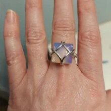 Anillo de mujer con opalo lunar blanco radiante - Regalo de joyería vintage etérea - Diseño de anillo cruzado creativo para boda, compromiso, cumpleaños, San Valentín, aniversario y despedidas de soltero - Artesanal, diseño hipnótico de gema para momentos especiales