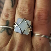 Anillo de mujer con opalo lunar blanco radiante - Regalo de joyería vintage etérea - Diseño de anillo cruzado creativo para boda, compromiso, cumpleaños, San Valentín, aniversario y despedidas de soltero - Artesanal, diseño hipnótico de gema para momentos especiales