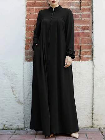 Una elegante bata de longitud hasta la rodilla con cuello alto y cierre delantero con cremallera en un estilo tradicional para mujeres - Colección de primavera y otoño