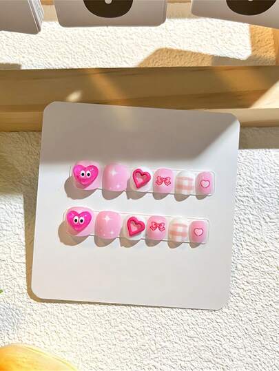 12片装小号纯色椭圆形夹式美甲套装，粉蓝色、粉色、紫色、卡通花卉图案，可爱假指甲，适合女性和女孩，圣诞节、新年礼物美甲用品