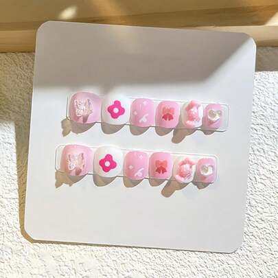 12片小号扁平椭圆形人造指甲，马卡龙蓝和粉色，紫色卡通爱心花朵图案，适合女性和女孩，圣诞节和新年礼物美甲用品